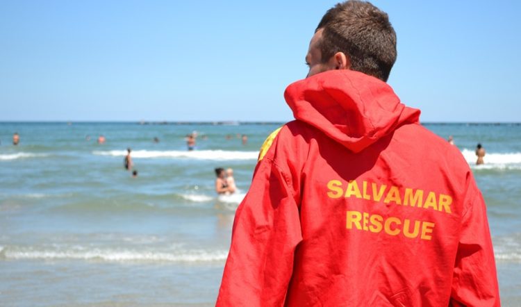 Un salvamar supravegheaza persoanele aflate in apa, in statiunea Mamaia, miercuri, 2 iulie 2014. ADRIAN BOIOGLU / MEDIAFAX FOTO
