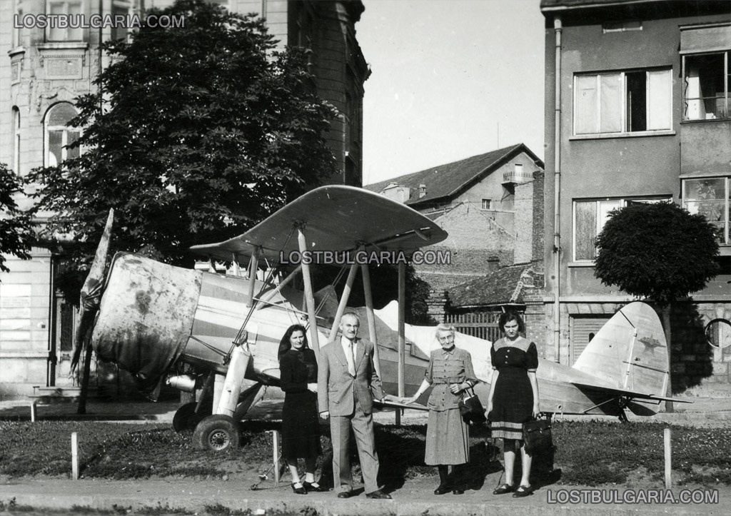 Снимка за спомен пред самолет КБ-5 “Чучулига” (Капрони Български-5 ), поставен на площад Руски паметник, София, юли 1947 г., Източкик: „Изгубената България“